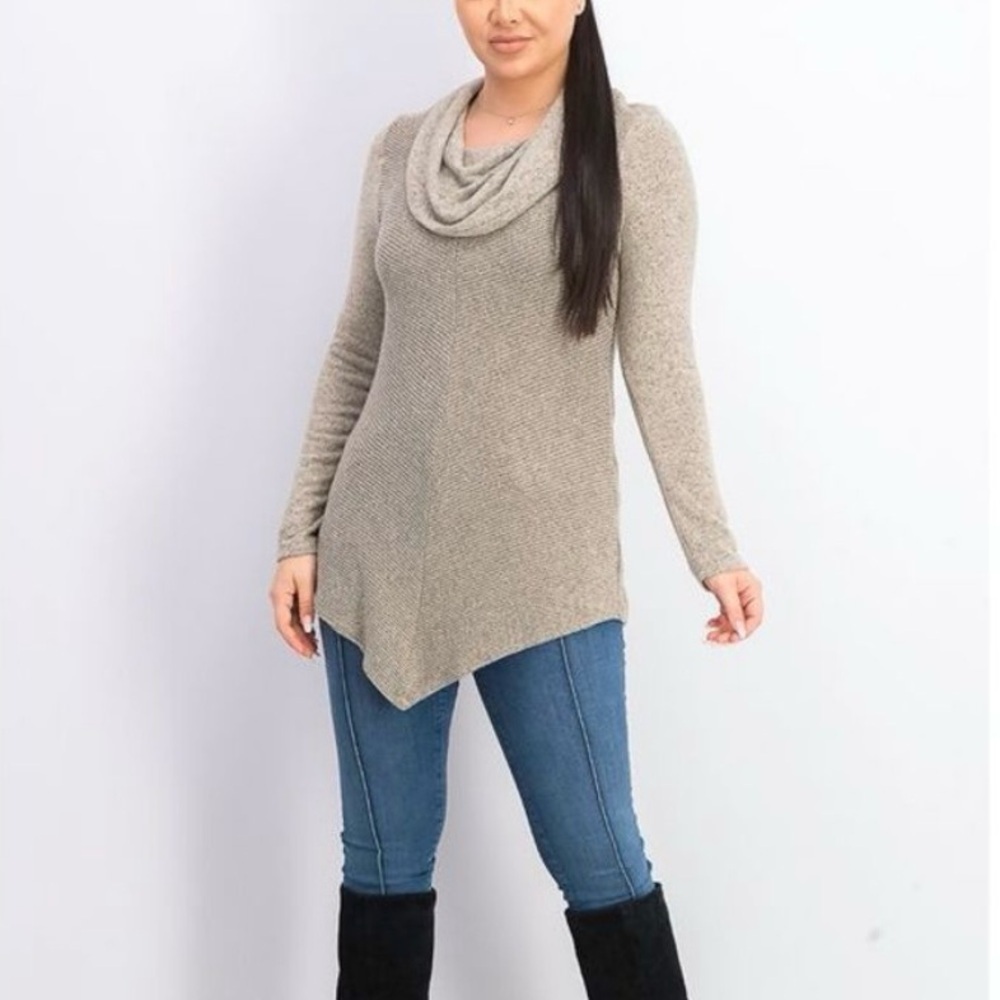 NWT BCX Junior's Textured Cowlneck V Hem Sweater Size Medium Color Heather Black